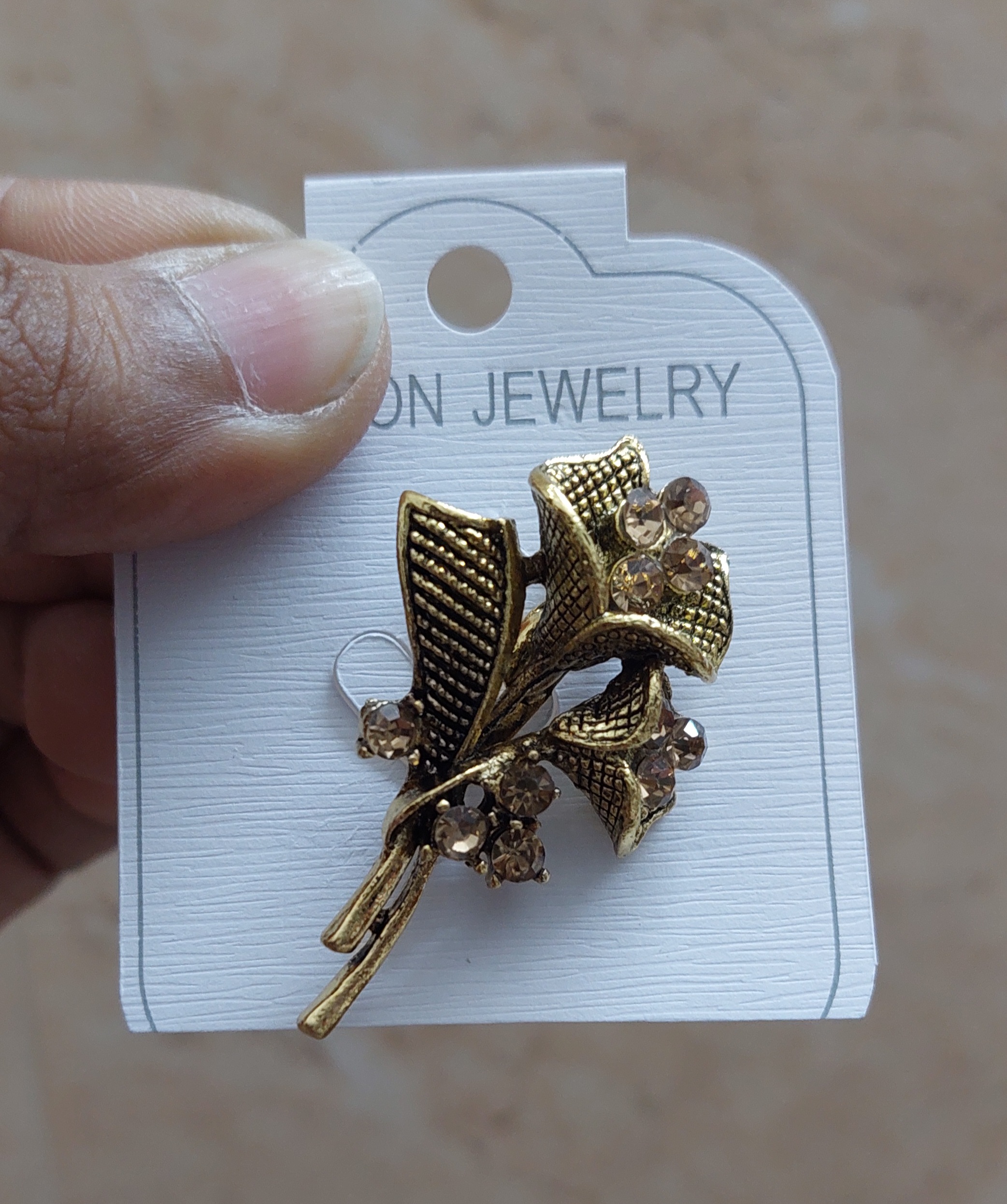 Flower stone brooch (Antique Gold)