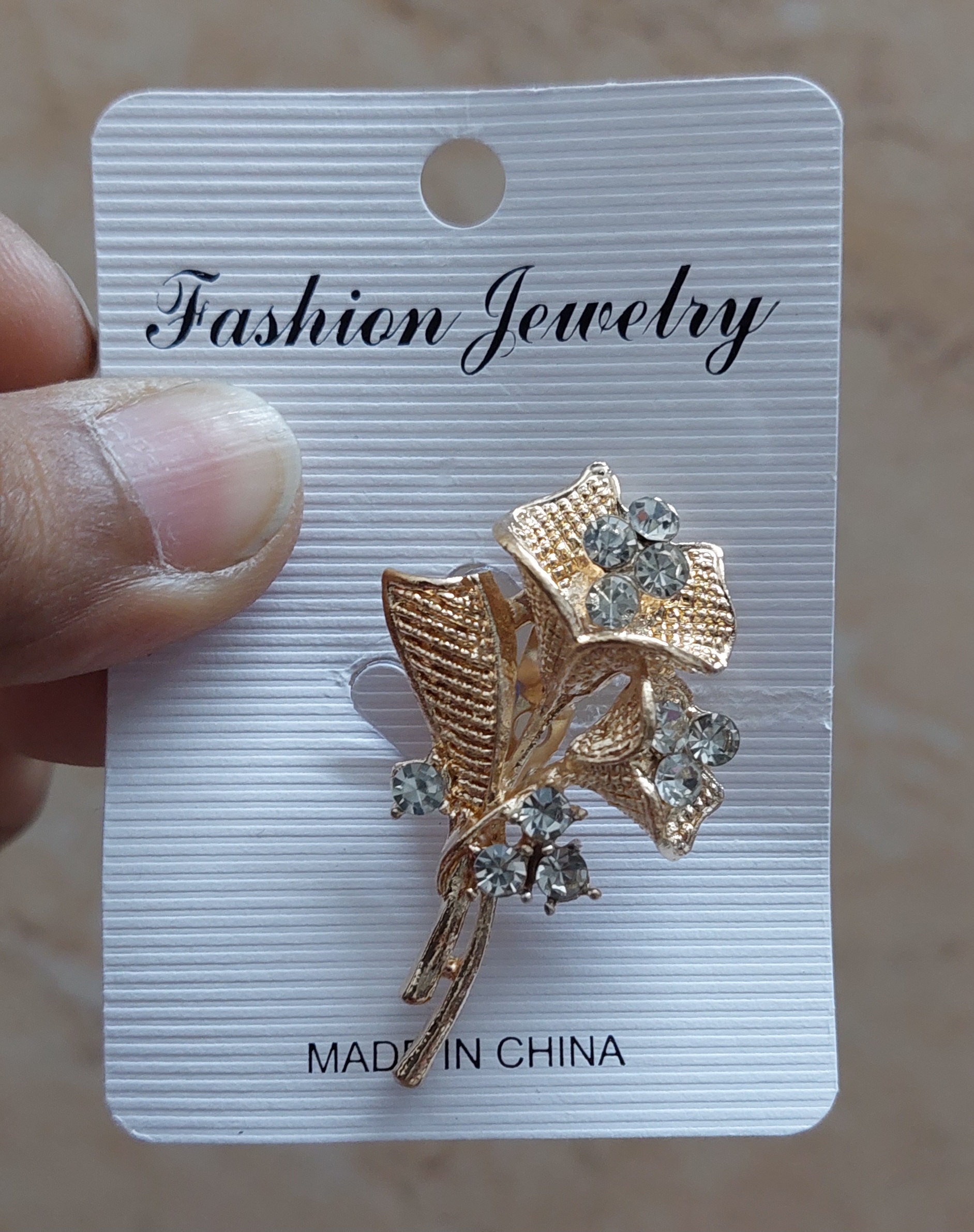 Flower stone brooch (Golden color)