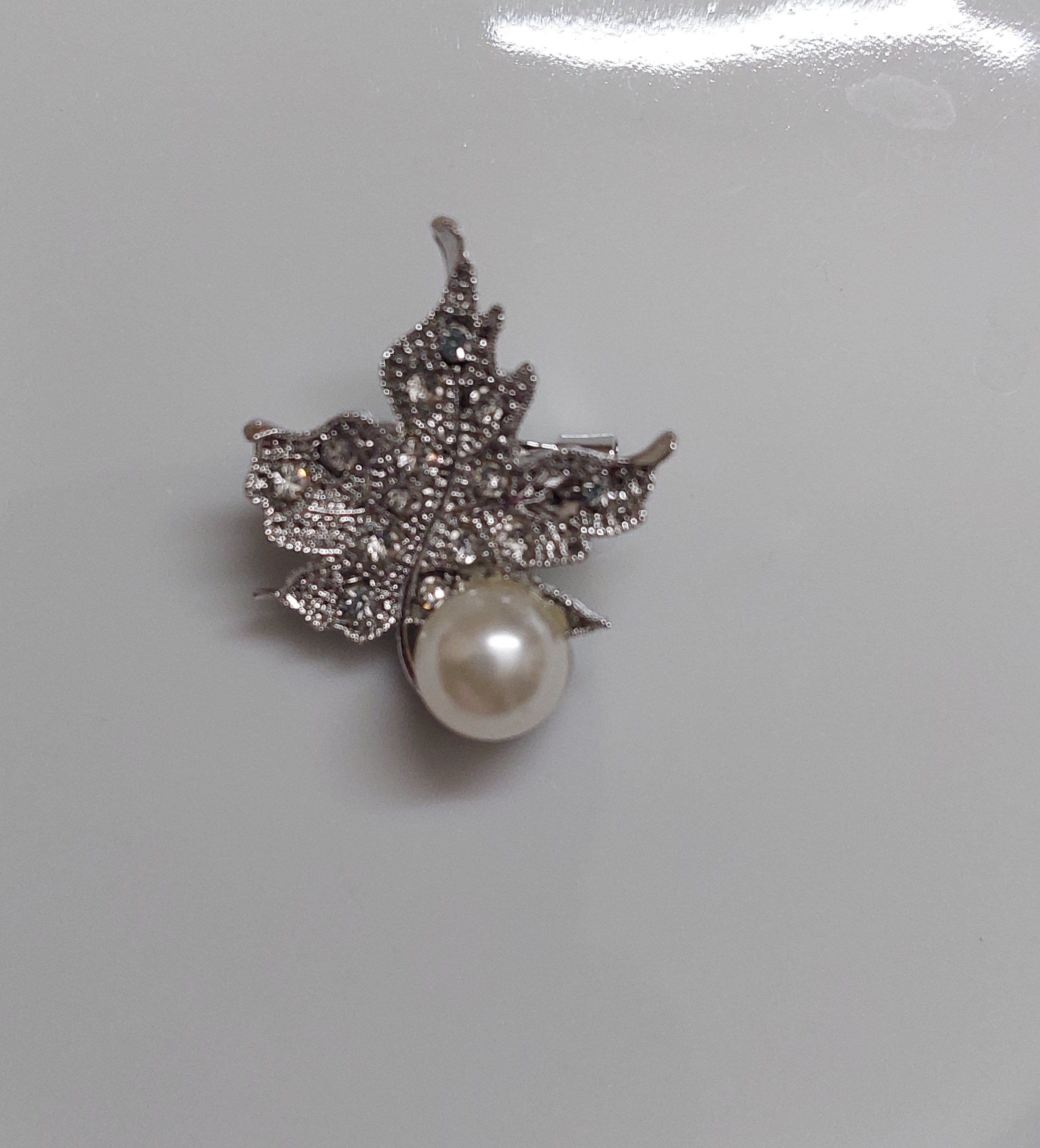 Leaf with pearl brooch (Silver)