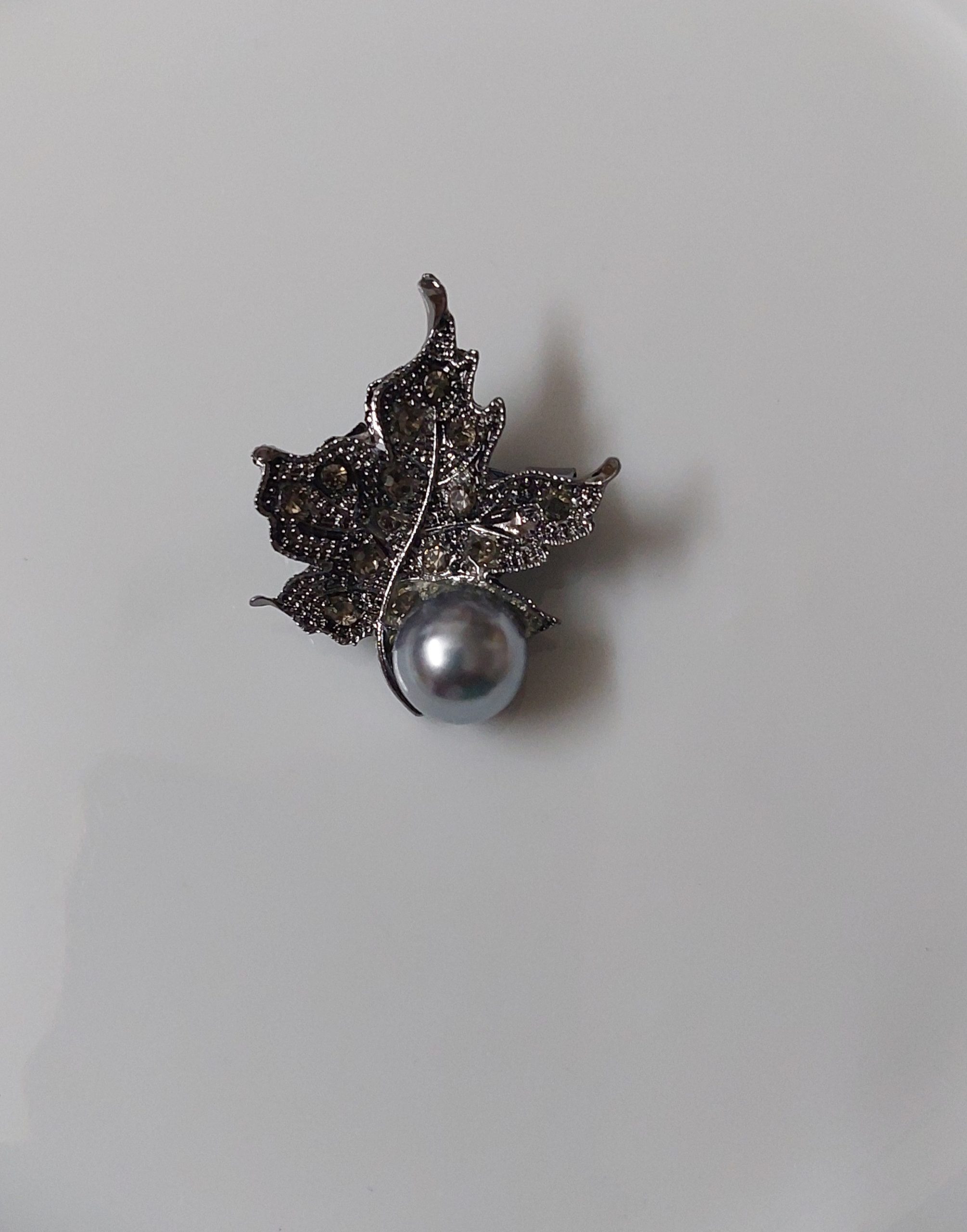 Leaf with pearl brooch (Antique Silver Color)