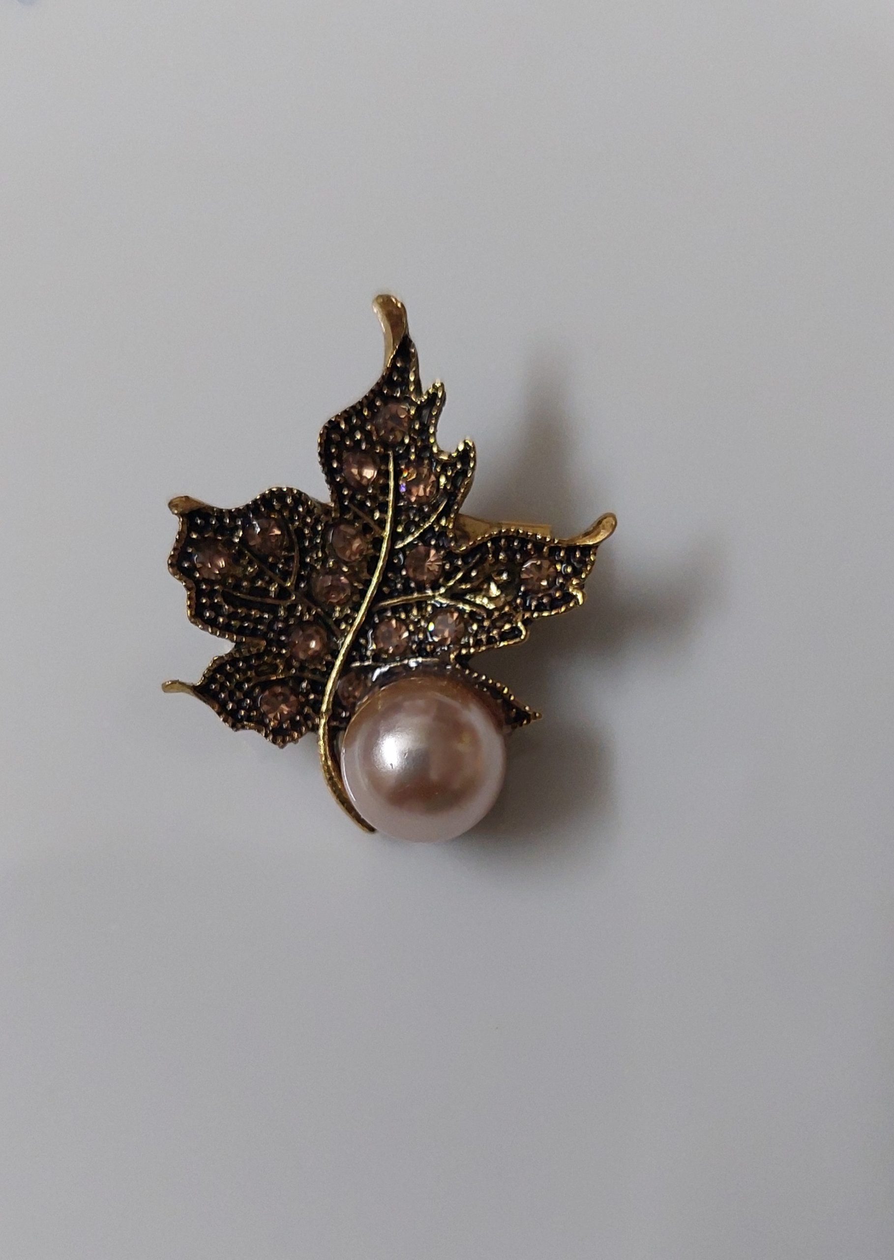 Leaf with pearl brooch (Golden)