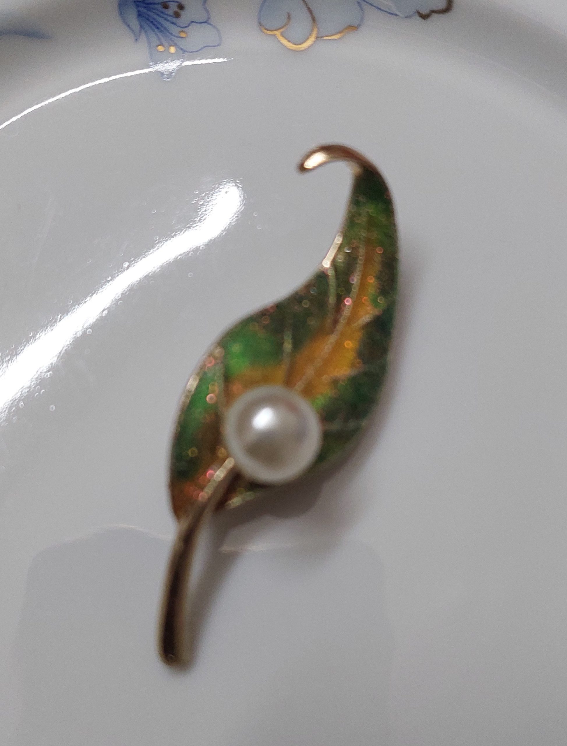 Leaf shape Brooch