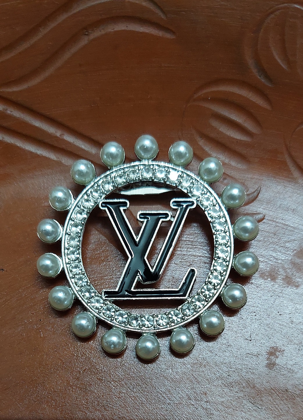 VL letter Brooch 03